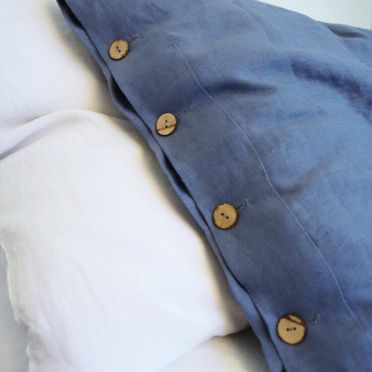 Pościel z lnu niebieska (denim) z guzikami kokosowymi